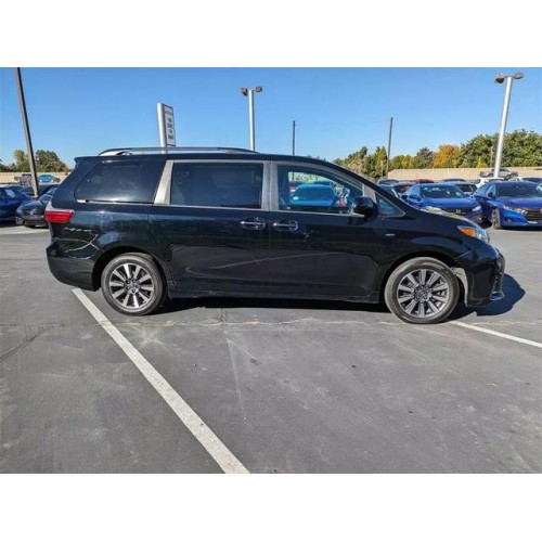 2018 Toyota Sienna XLE's photo
