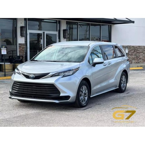 2022 Toyota Sienna LE's photo