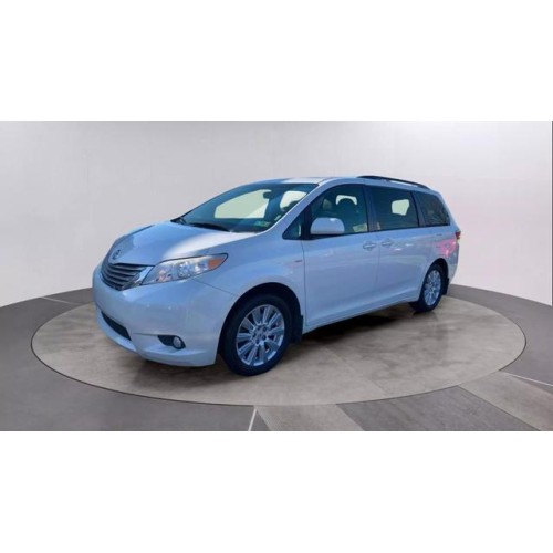 2017 Toyota Sienna XLE Premium's photo