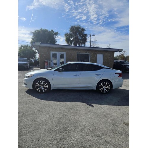 2017 Nissan Maxima SV's photo