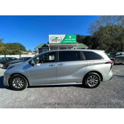 2021 Toyota Sienna LE's photo