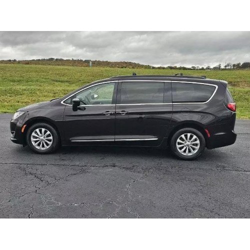 2017 Chrysler Pacifica Touring-L's photo